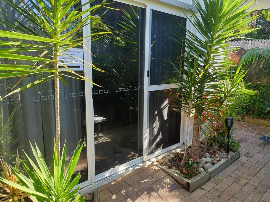 Pet Friendly & Spacious Two Bedroom Guest Unit Caloundra Esterno foto