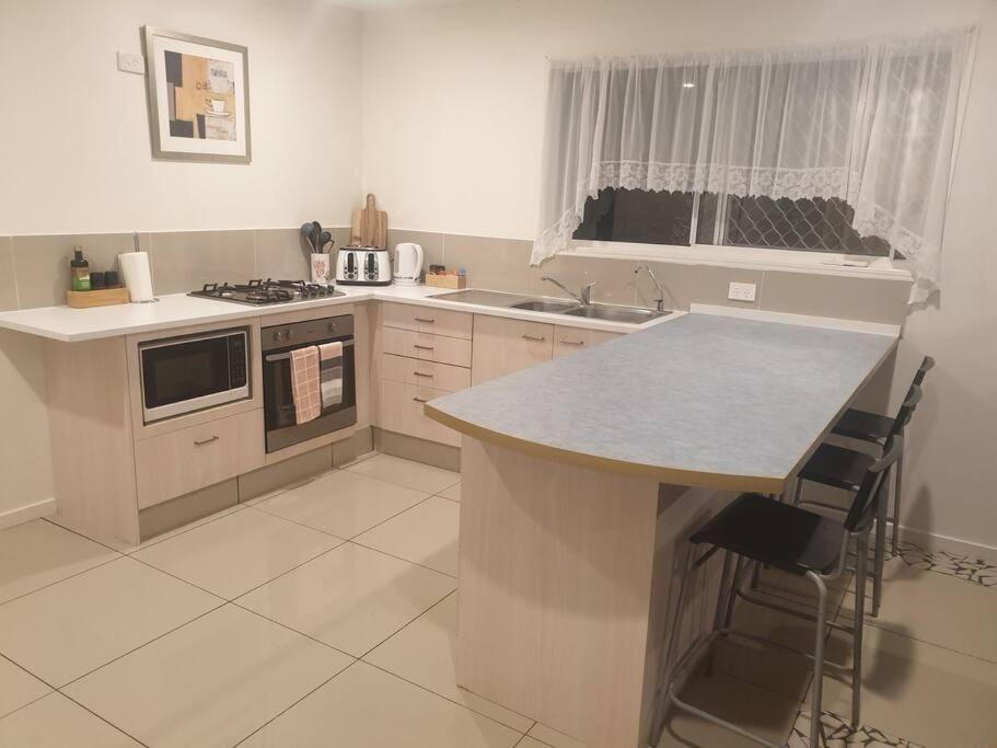 Pet Friendly & Spacious Two Bedroom Guest Unit Caloundra Esterno foto