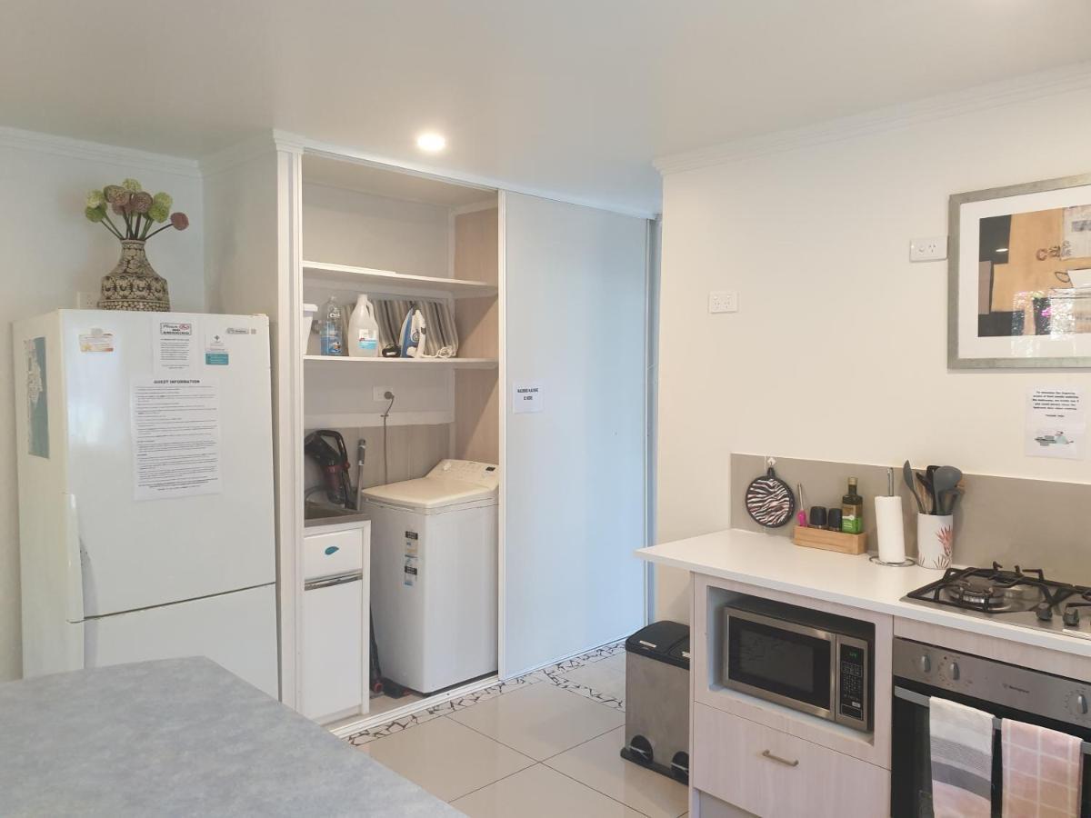 Pet Friendly & Spacious Two Bedroom Guest Unit Caloundra Esterno foto